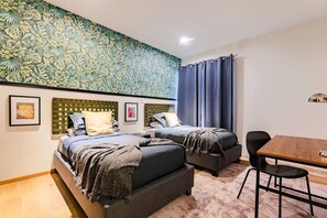 Ein Schlafzimmer mit zwei Betten, einem Schreibtisch und einem Stuhl.