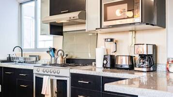 Coffee/tea maker, fridge, microwave, oven