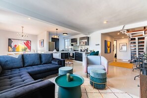 TV - City Views & Workspace in Central Roma Penthouse (Cuauhtemoc)