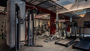 A gym with exercise equipment, including treadmills and stationary bikes. - Stylish 1BR • Gym & Workspace • Near Reforma (Mexico City)