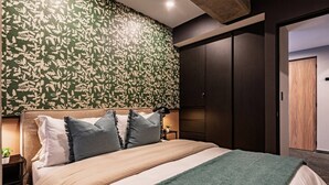 A bedroom with a bed, a nightstand, a lamp, a wardrobe, and a door. - Stay Together: 3 Apts, Rooftop & Gym Near Reforma (Mexico City)