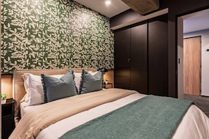 A bedroom with a bed, a nightstand, a lamp, a wardrobe, and a door. - Stay Together: 3 Apts, Rooftop & Gym Near Reforma (Mexico City)