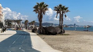 A coastal promenade with palm trees, a paved walkway, and a view of the sea. - Hotel Lubjana (Durrës)