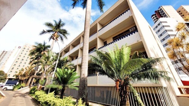 A multi-story building with balconies, surrounded by palm trees and a clear sky. - Hotel Alvorada Taguatinga (Taguatinga)