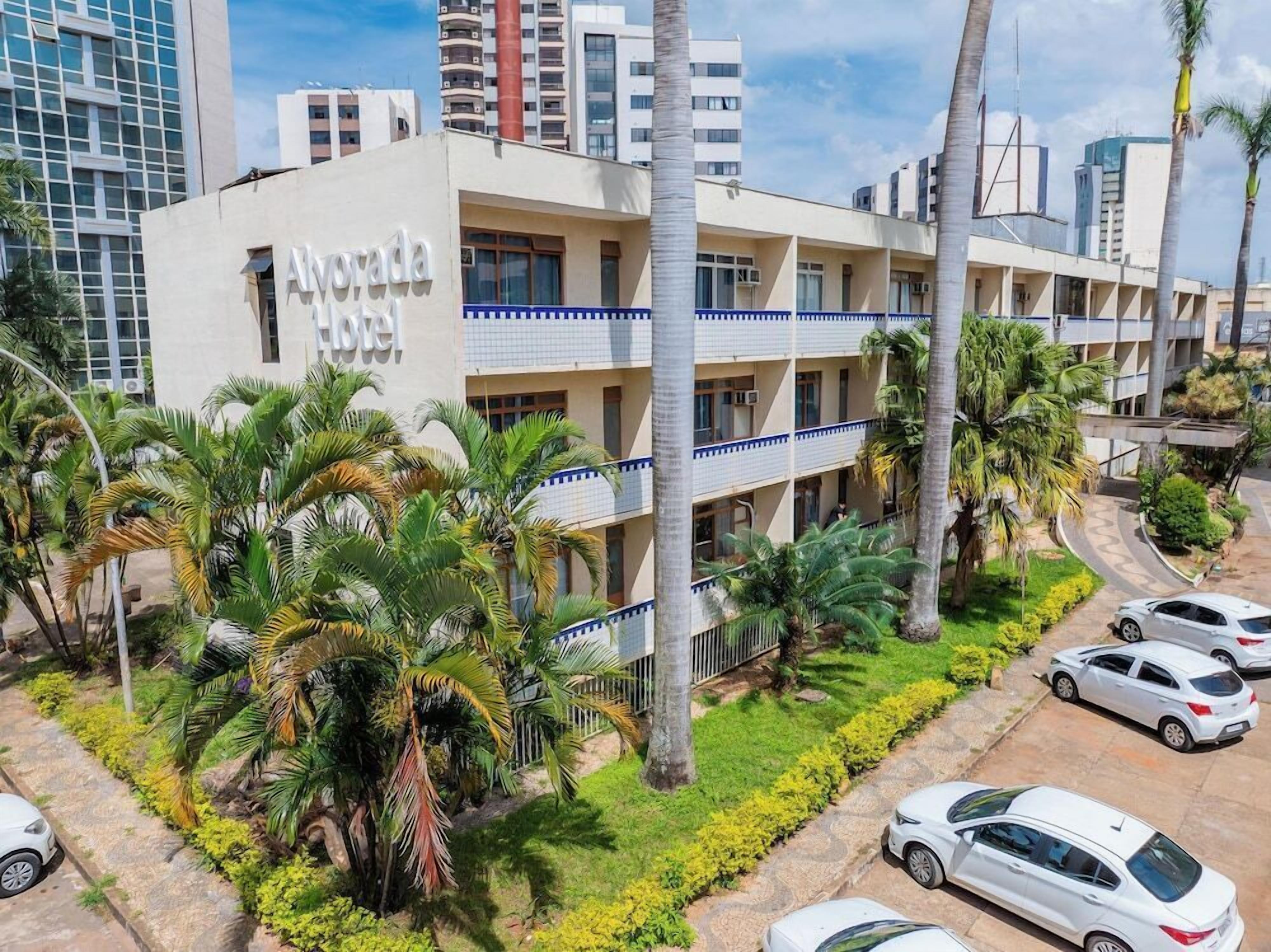 Hotel com design moderno, apresentando um telhado plano e várias varandas.