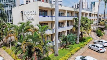 Hotel com design moderno, apresentando um telhado plano e várias varandas.
