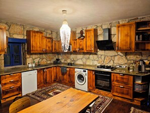 Coffee/tea maker, fridge, microwave, oven - Denize Yürüme Mesafesi & Manzaralı Antik Taş Villa (Aile ve Evcil Hayvan Dostu) (Bozalan)