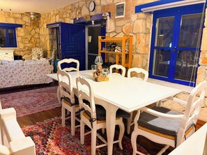 Dining - Denize Yürüme Mesafesi & Manzaralı Antik Taş Villa (Aile ve Evcil Hayvan Dostu) (Bozalan)