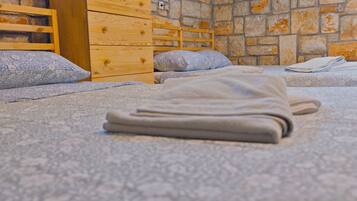 6 bedrooms, in-room safe, desk, iron/ironing board