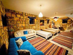 Smart TV, fireplace, video games, books - Denize Yürüme Mesafesi & Manzaralı Antik Taş Villa (Aile ve Evcil Hayvan Dostu) (Bozalan)