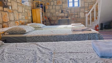 6 Schlafzimmer, Zimmersafe, Schreibtisch, Bügeleisen/Bügelbrett