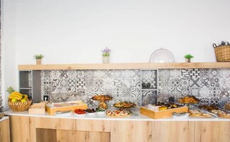 Una mesa de madera con una variedad de alimentos y elementos decorativos para un bufé.