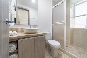 Dusche, Haartrockner, Handtücher, Seife