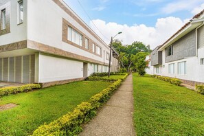 Property grounds - Modern Ground-Floor Studio • Sports & Medical Area • Tequendama (Cali)