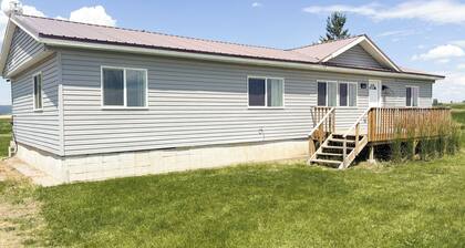 Teton View Farm Stay—Newly remodeled whole home! 3 spacious bedrooms, 2 baths