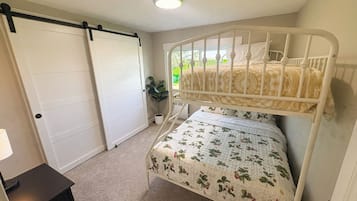 3 bedrooms, iron/ironing board, WiFi (free), bed sheets