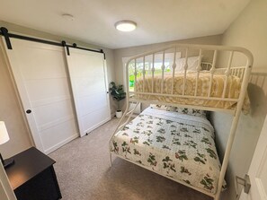 3 dormitorios, tabla de planchar con plancha, wifi gratis y ropa de cama
