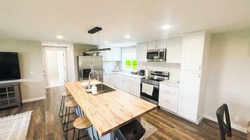 Coffee/tea maker, fridge, microwave, oven