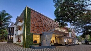 A modern building with a geometric facade, a visible entrance, and a name sign. - De Garland, Palolem - AM Hotel Kollection (Canacona)