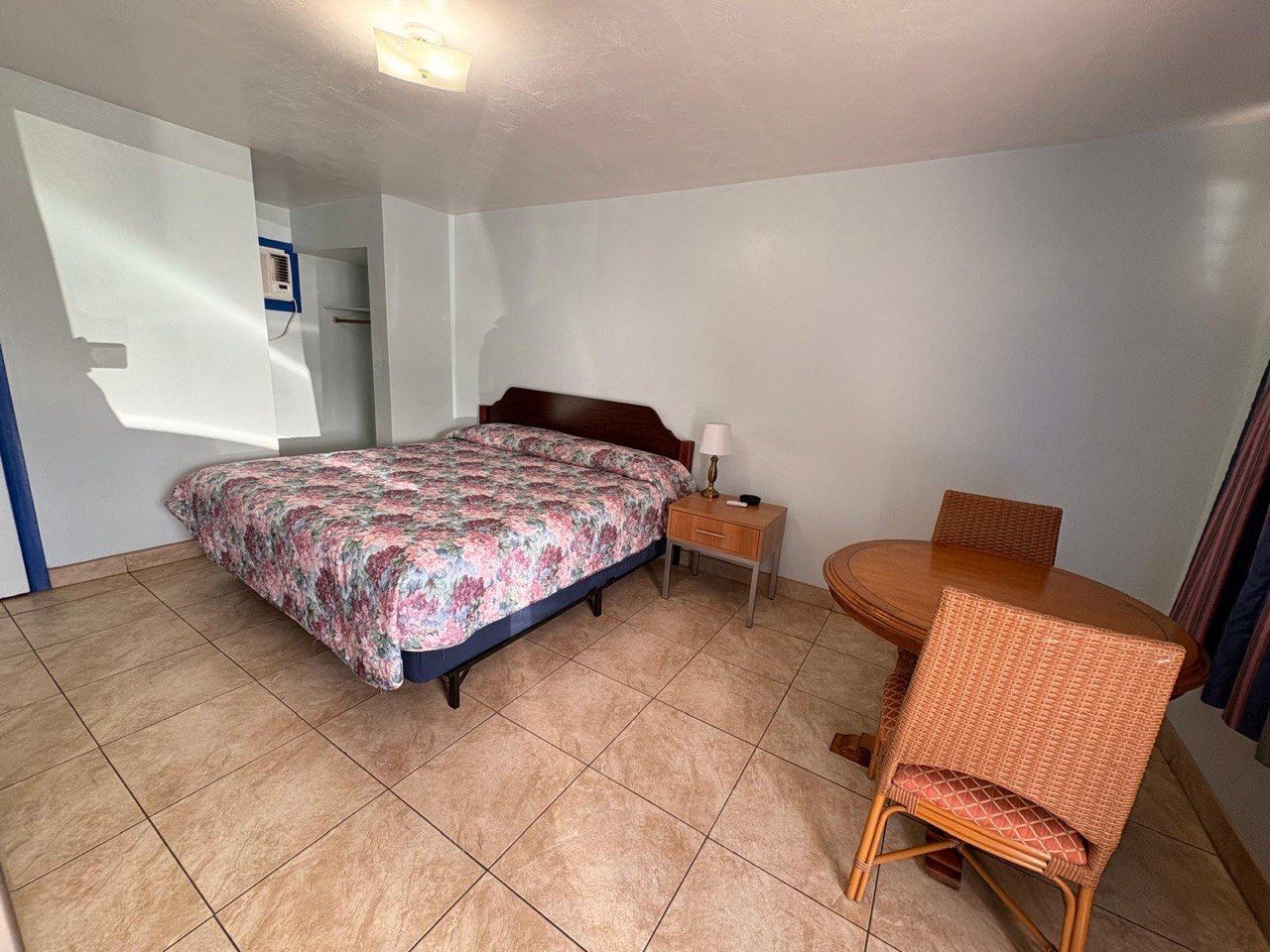Chambre Standard, 1 très grand lit, fumeur | Bureau, espace de travail pour ordinateurs portables, literie fournie