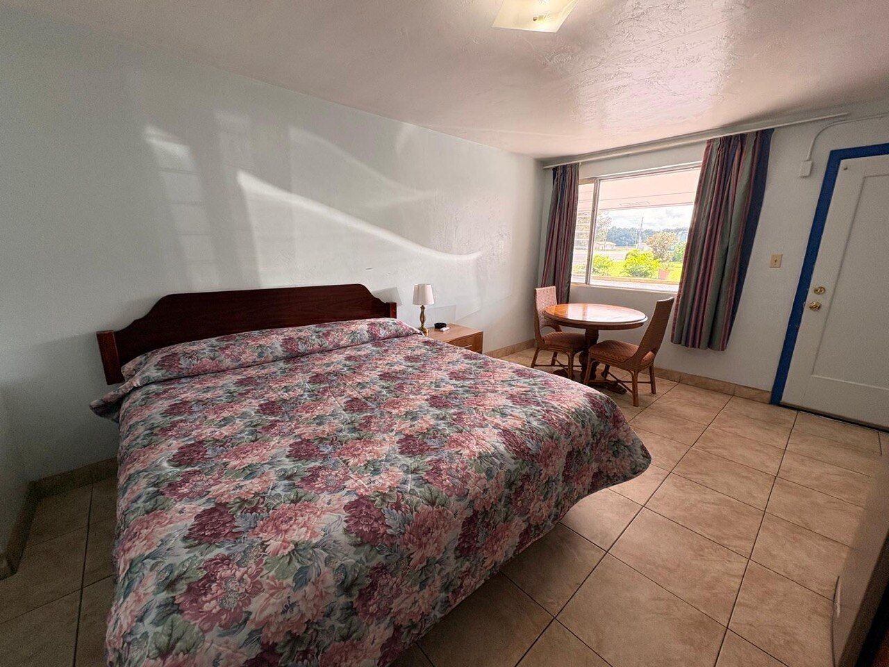 Standard Room, 1 King Bed, Smoking | Bathroom