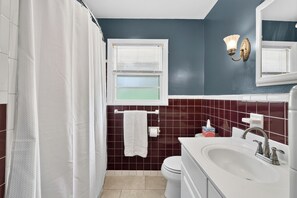Een haardroger, handdoeken, zeep, toiletpapier