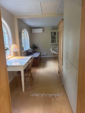 A room with a dining table, chairs, a bench, a rug, and a cabinet. - Lovely summer house from 2025 in Rørvig (Nykøbing Sj)