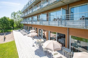 Outdoor dining - Residence Vacanceole Les Chambres de la Baie (Roz-sur-Couesnon)