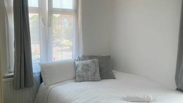 4 bedrooms, iron/ironing board, WiFi, bed sheets