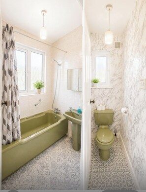 Un bagno con vasca, lavandino, WC e doccia.
