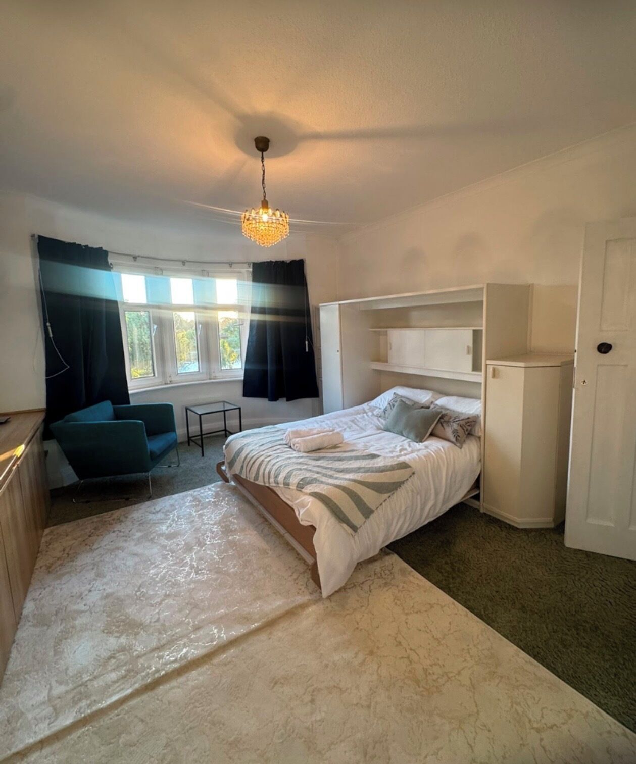 4 bedrooms, iron/ironing board, WiFi, bed sheets