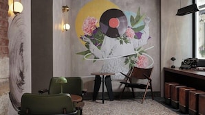 A room with a mural, a typewriter, and a vintage radio. - Moxy Istanbul Beyoglu (Istanbul)