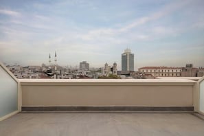 Property grounds - Moxy Istanbul Beyoglu (Istanbul)