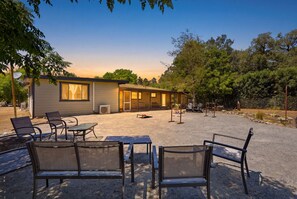 Outdoor dining - Gateway to the Sequoia's Home in Three Rivers Game room - Perfect for Groups (Three Rivers)
