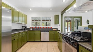 Coffee/tea maker, fridge, microwave, oven