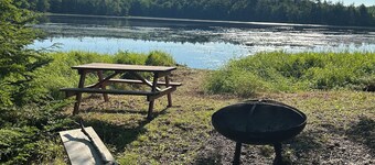 Cozy cabin on quiet lake w/charming woodstove. Kayak and SUP on the quiet cove.