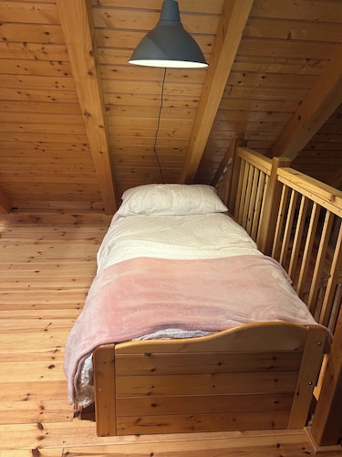 Cozy cabin on quiet lake w/charming woodstove. Kayak and SUP on the quiet cove.
