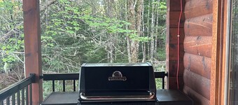 Cozy cabin on quiet lake w/charming woodstove. Kayak and SUP on the quiet cove.