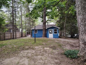 Exterior - Private, cozy 2-bedroom cottage in charming Cheboygan perfect for relaxing (Cheboygan)