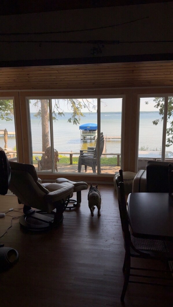 Interior - Private, cozy 2-bedroom cottage in charming Cheboygan perfect for relaxing (Cheboygan)