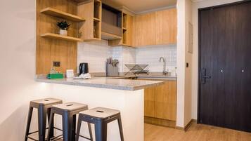 Coffee/tea maker, fridge, microwave, oven