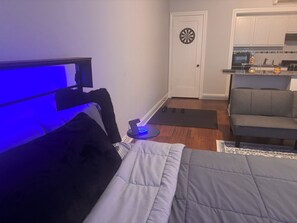 Tabla de planchar con plancha, wifi gratis y ropa de cama 