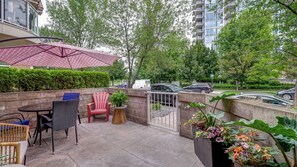 Outdoor dining - Your Ultimate Okanagan Lakeside Escape | Walk-Out Patio & Resort Amenities (Kelowna)