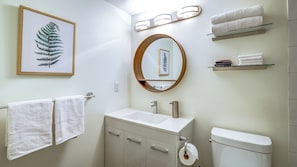 Bathroom - Your Ultimate Okanagan Lakeside Escape | Walk-Out Patio & Resort Amenities (Kelowna)