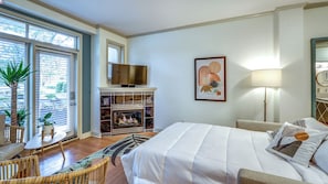Room - Your Ultimate Okanagan Lakeside Escape | Walk-Out Patio & Resort Amenities (Kelowna)