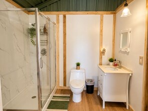 Bathroom - Prickly Pear Cabin (Azle)