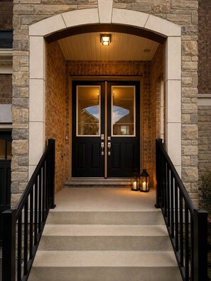 Exterior detail - Luxury Spacious 4BR Home | Family Friendly | Aurora (Aurora)