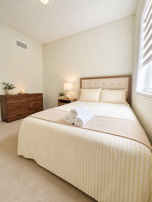 4 bedrooms, iron/ironing board, WiFi, bed sheets - Luxury Spacious 4BR Home | Family Friendly | Aurora (Aurora)