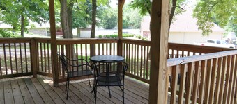 Tiny Guest House close to Lake Elmdale and all NWA has to offer!