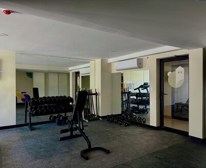 Cozy 1-bedroom apartment in lovely San Salvador with AC and gym access